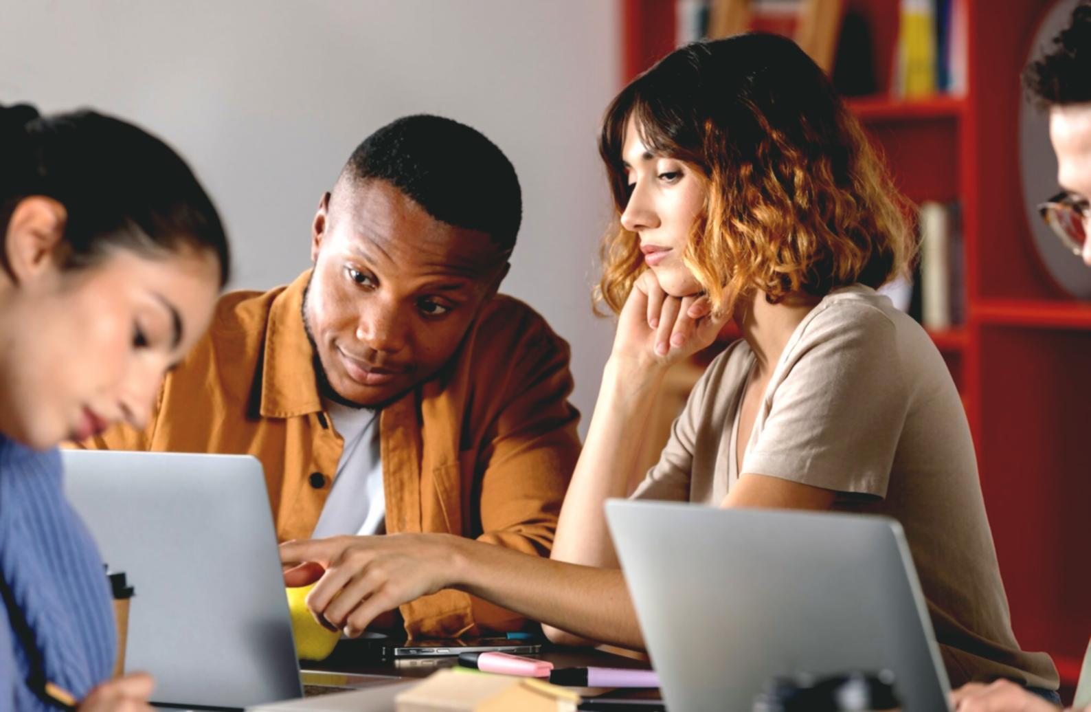 Espacio de trabajo moderno para análisis financiero